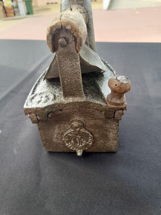 Ferro carvão antigo completo