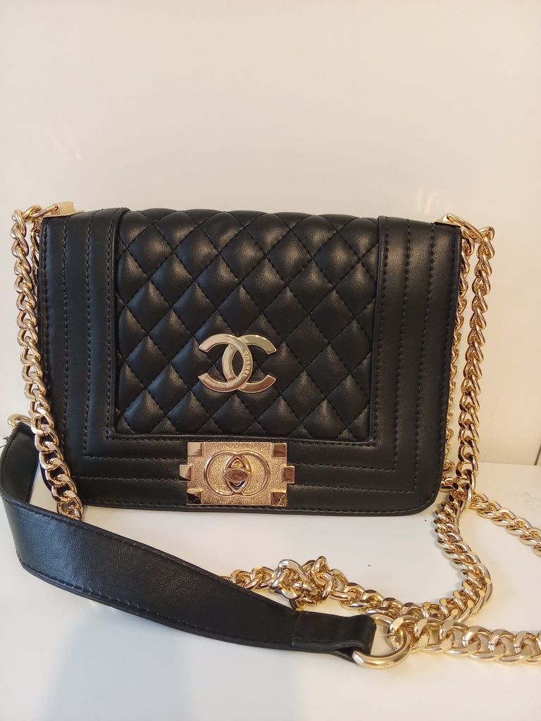Piękne torebka cross body Chanel stanie idealnym