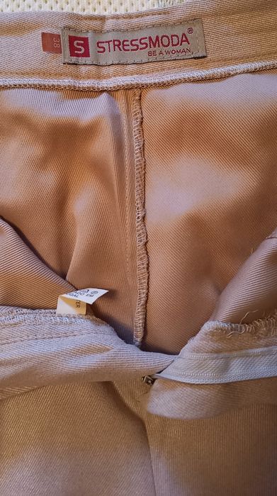 2 Calças, 1 creme da Stressmoda e outra tipo cetim c/ padrão