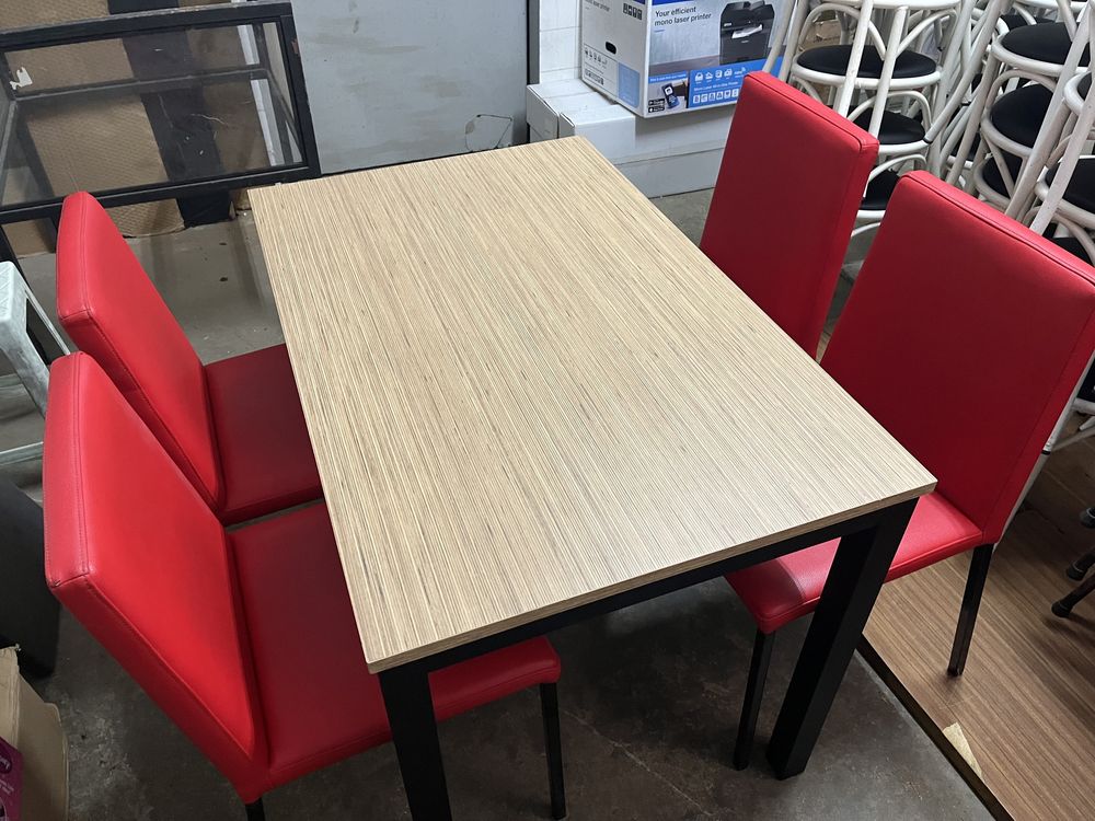 Mesa rectângular com 4 cadeiras forrada a vermelho