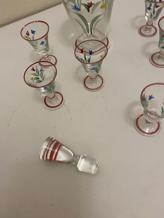 Copos de licor e garrafa pintados a mão vintage retro antigos