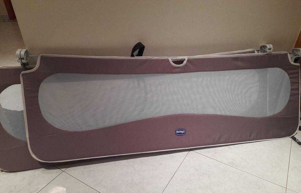 Barreira de cama rebatível para crianças.