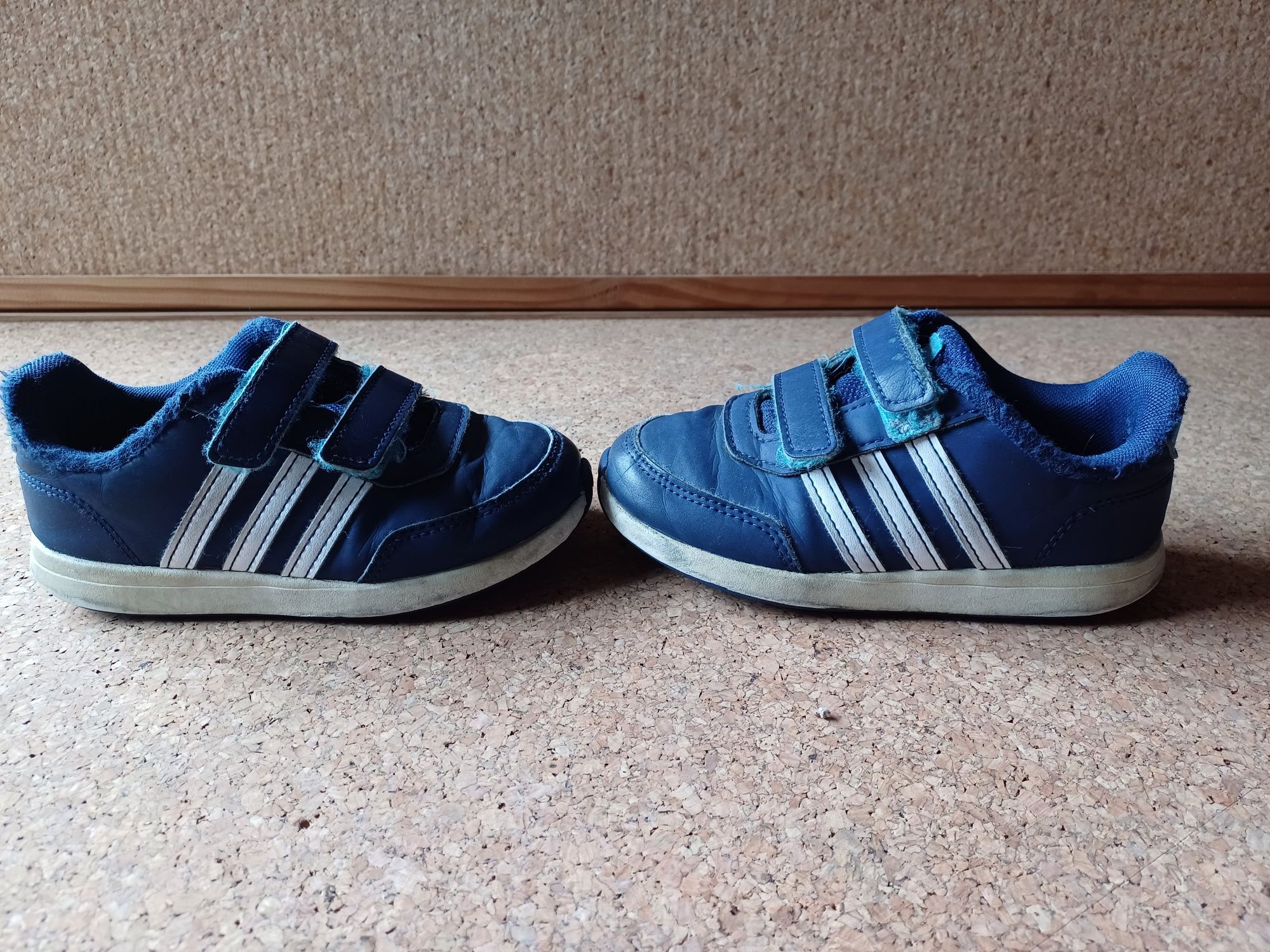 Sapatilhas Adidas número 27, azuis e brancas, menino