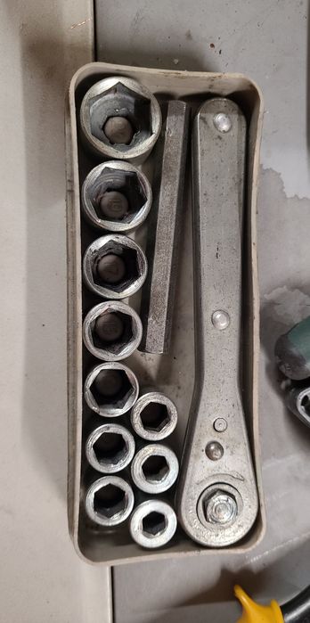 Radziecki zestaw kluczy nasadowych samochodowych