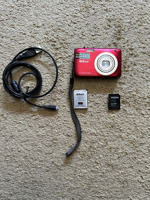 Nikon Coolpix  S2600 Vermelha