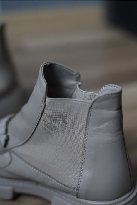 Демісезонні жіночі бежеві челсі з натуральної шкіри