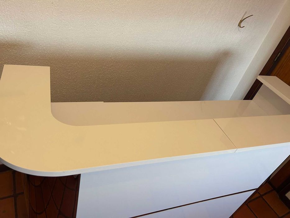 balcao branco lacado com detalhes dourados