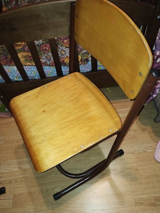 Шкільна парта з нахилом