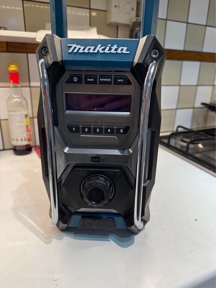 Radio makita dmr003g