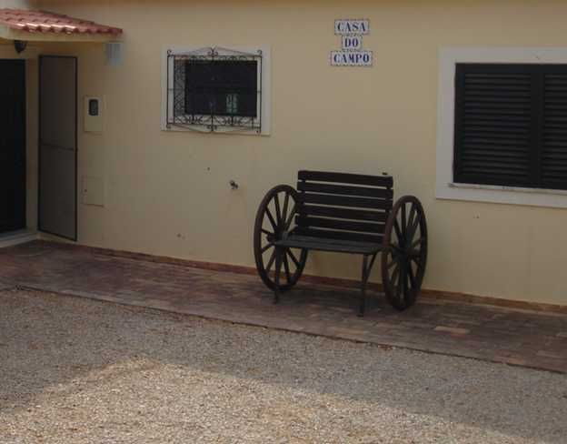 Banco com rodas de carroça