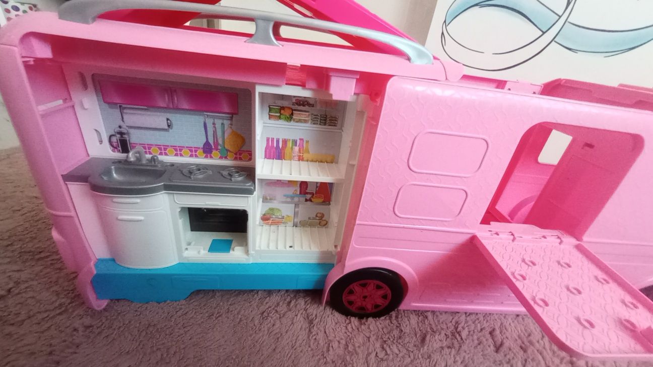 Camper Barbie z basenem