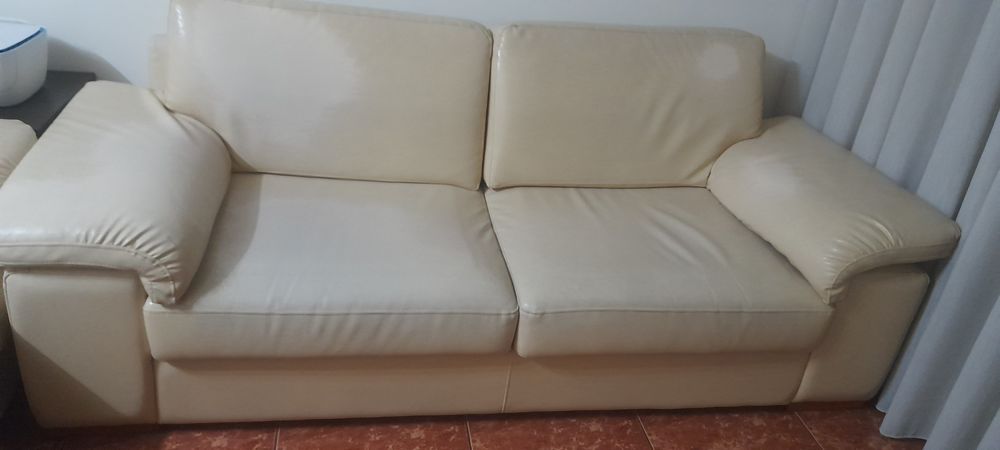 Dois  Sofás cor creme imitação pele