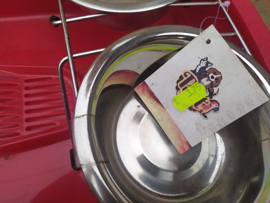 Vendo kit para gato e recipiente para a areia do gato.