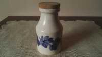 Ozdobna, ceramiczna, biało-niebieska butelka z drewnianym korkiem