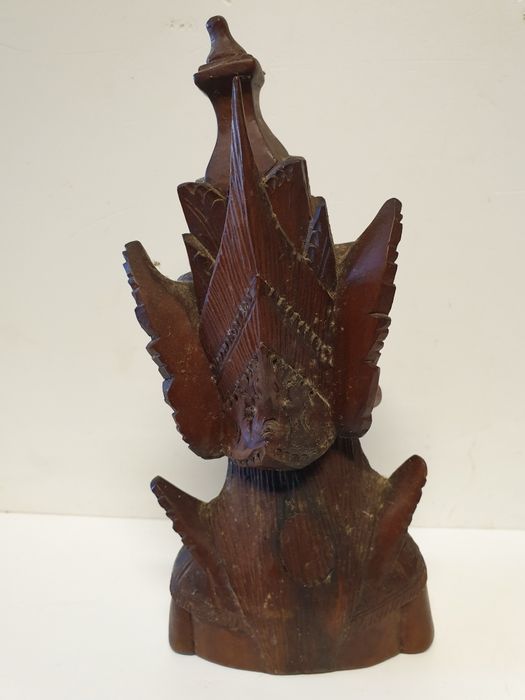 Antiga escultura de Deusa balinesa em madeira exótica