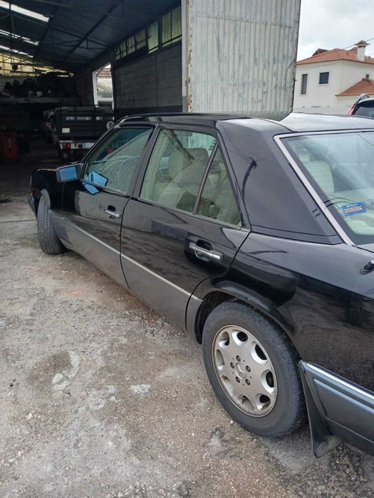Mercedes E300d impecável