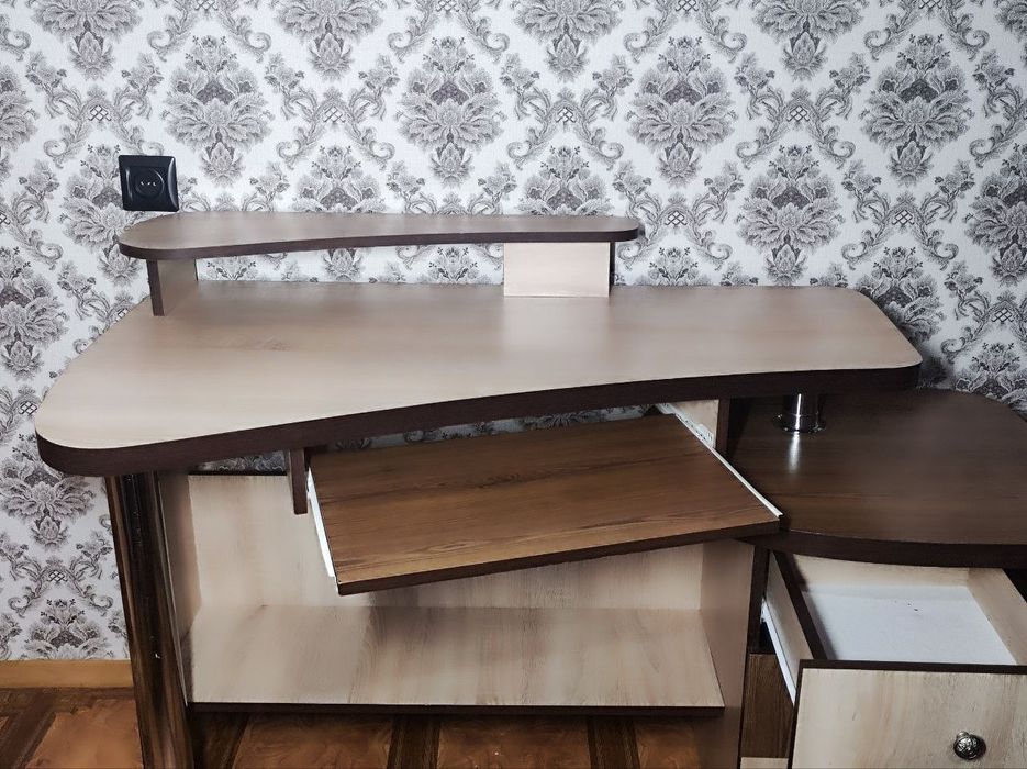 Дитячий комп'ютерний стіл