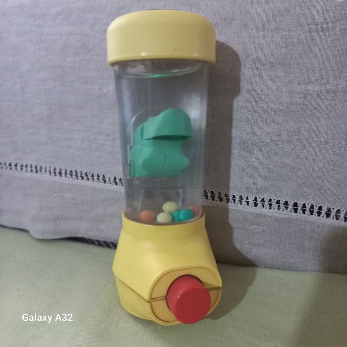 Детская игрушка. Бегемот  глотающий шарики.