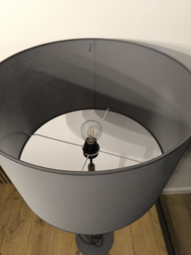 Lampa podłogowa z drewnianą nogą, do salonu TK 5218 z serii DEVA GRAPH