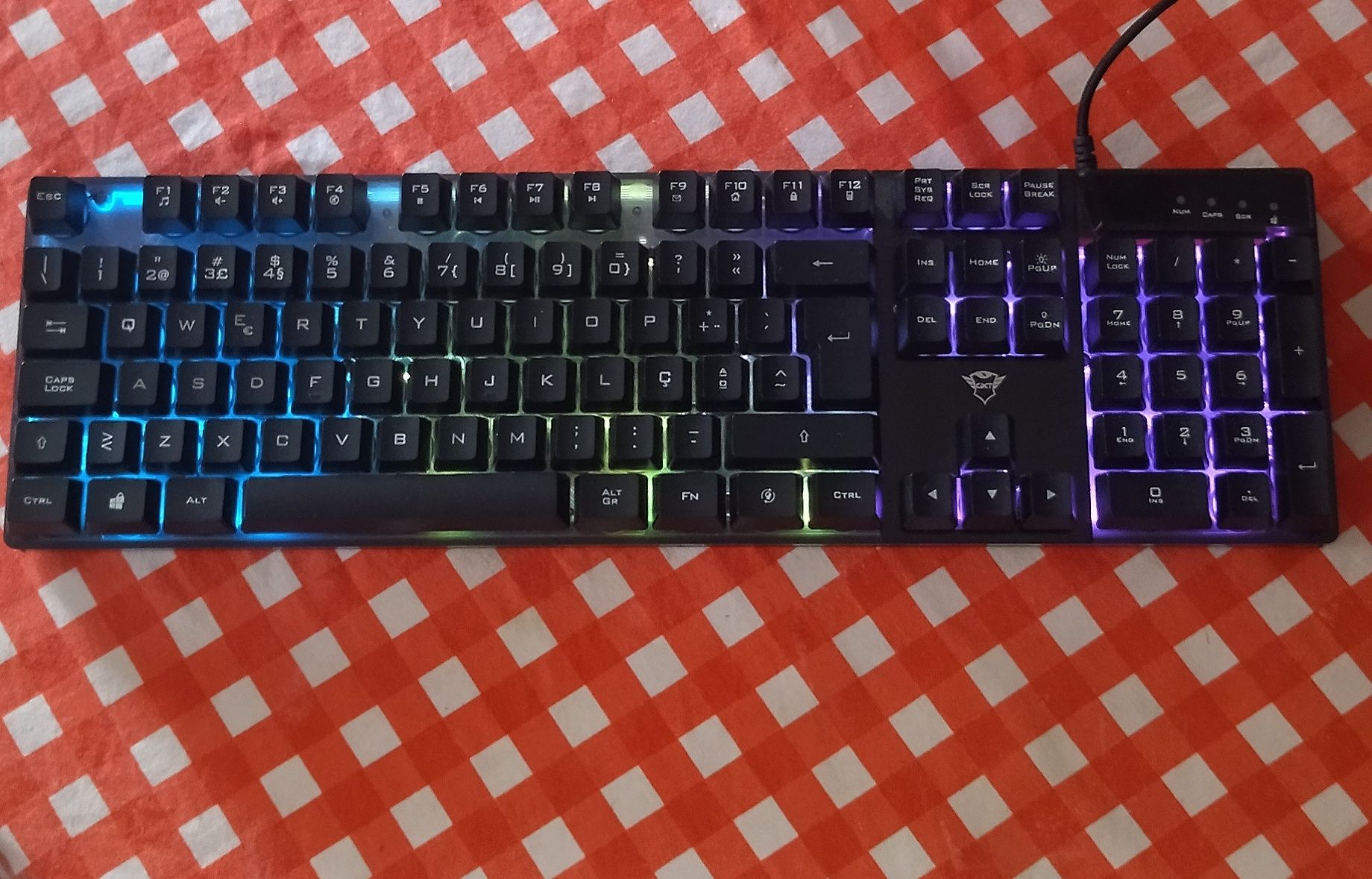 Teclado Trust GXT 835 Azor