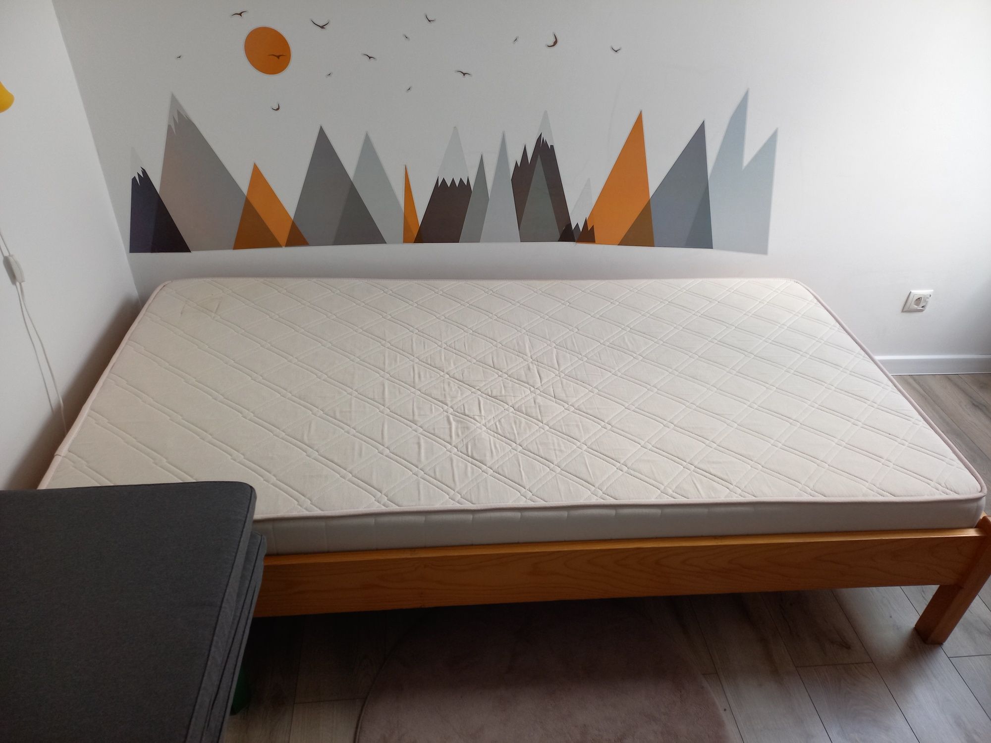 Łóżko pojedyńcze duże z materacem 100x200