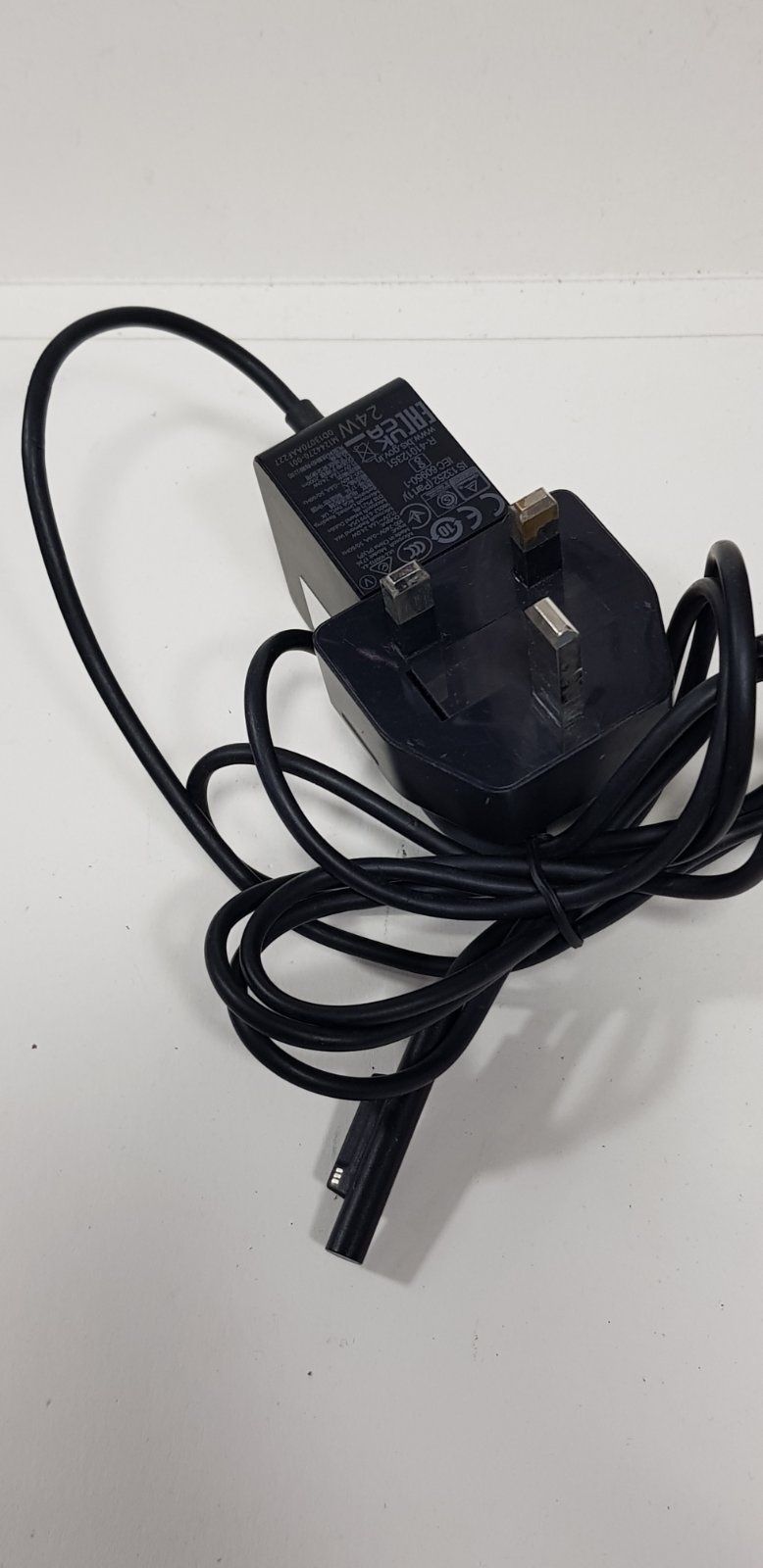 Блок питания Microsoft 1736 "24w 15v 1.6a surface pro