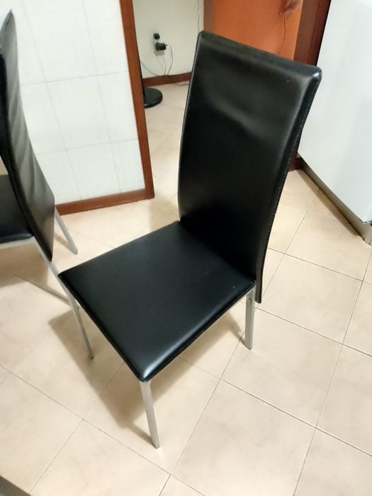 Mesa de jantar com 4 cadeiras – em excelente estado!