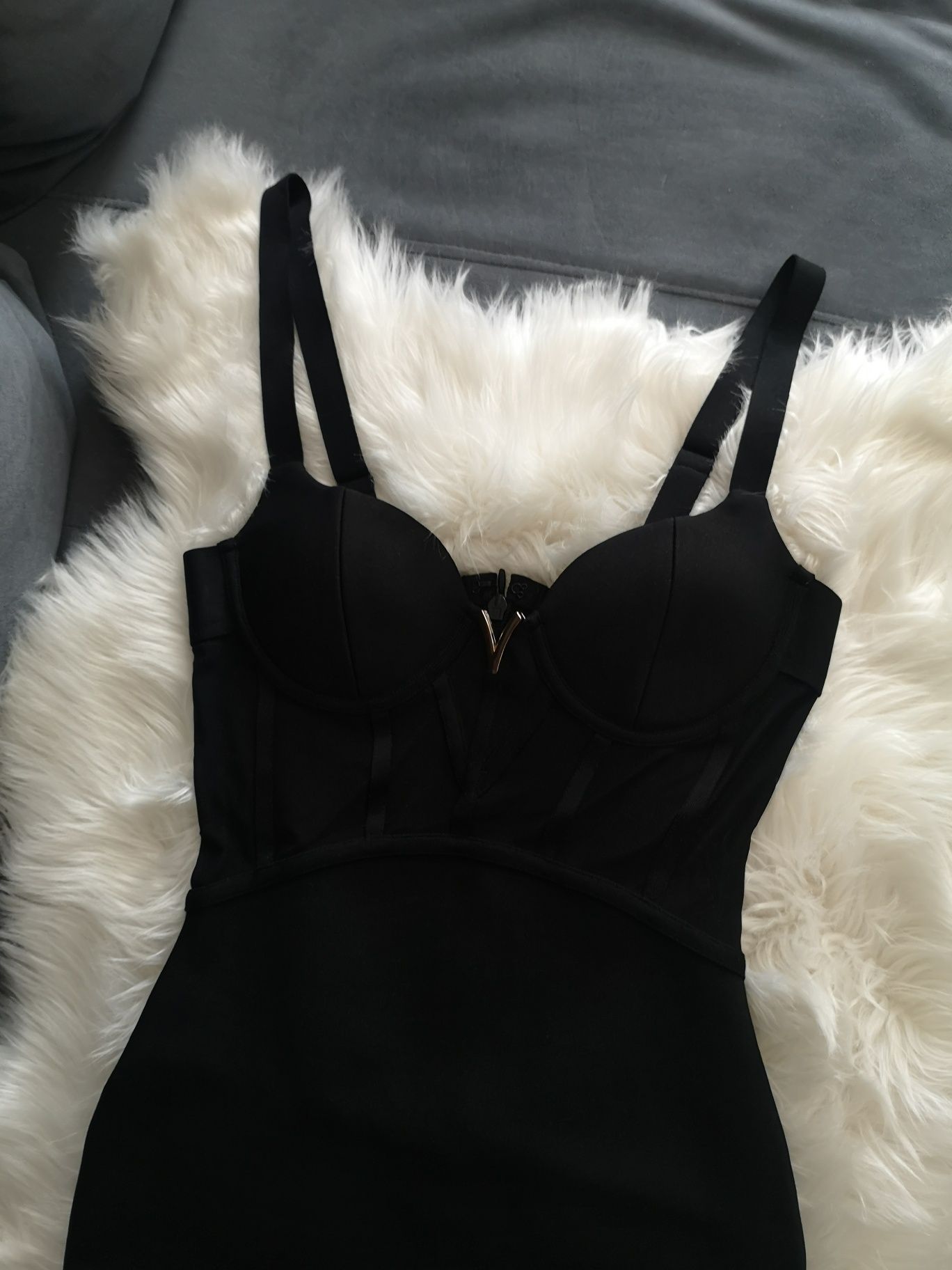 Czarna bandazowa bandage sukienka obcisla push up midi
