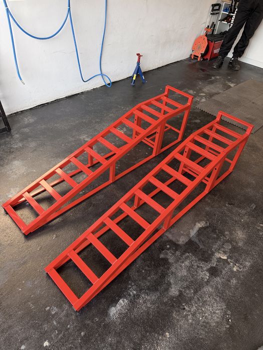 Najazdy, rampy samochodowe, przedlużki, dwu częściowe.