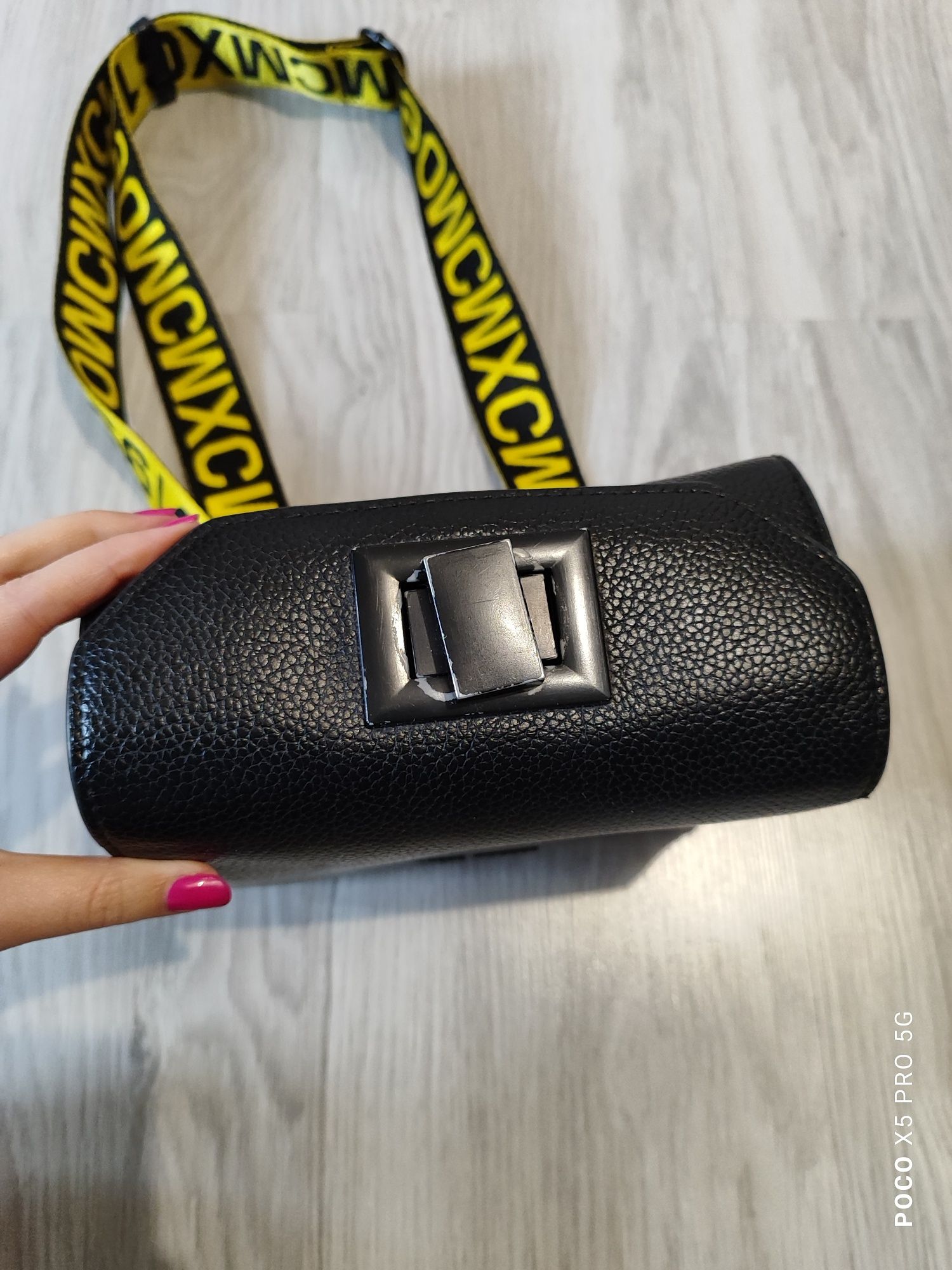 Mała czarna torebka na sportowym pasku Steve Madden
