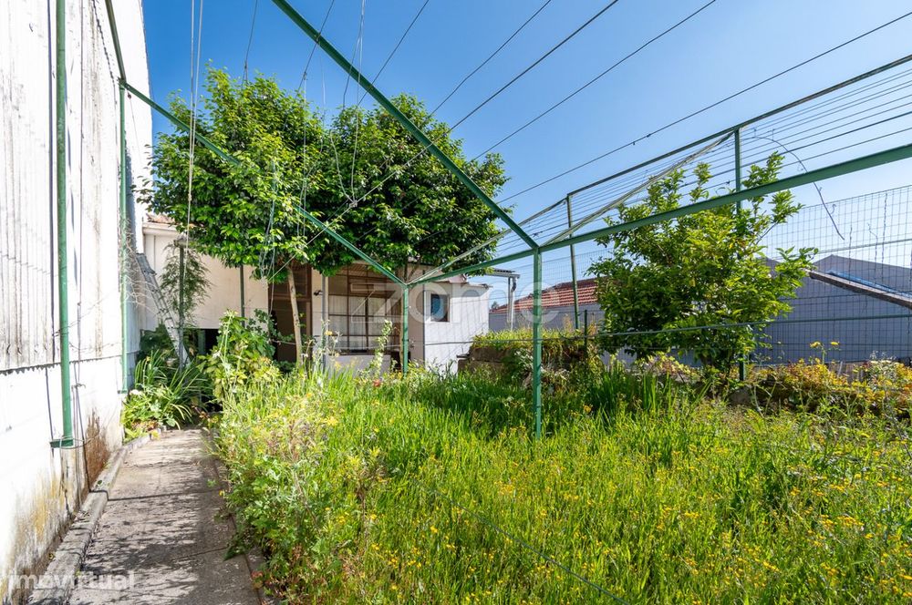 Moradia junto a Av. Fernão Magalhães - Reabilitar