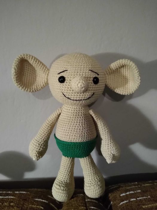 Plastus. Maskotka wykonana na szydełku