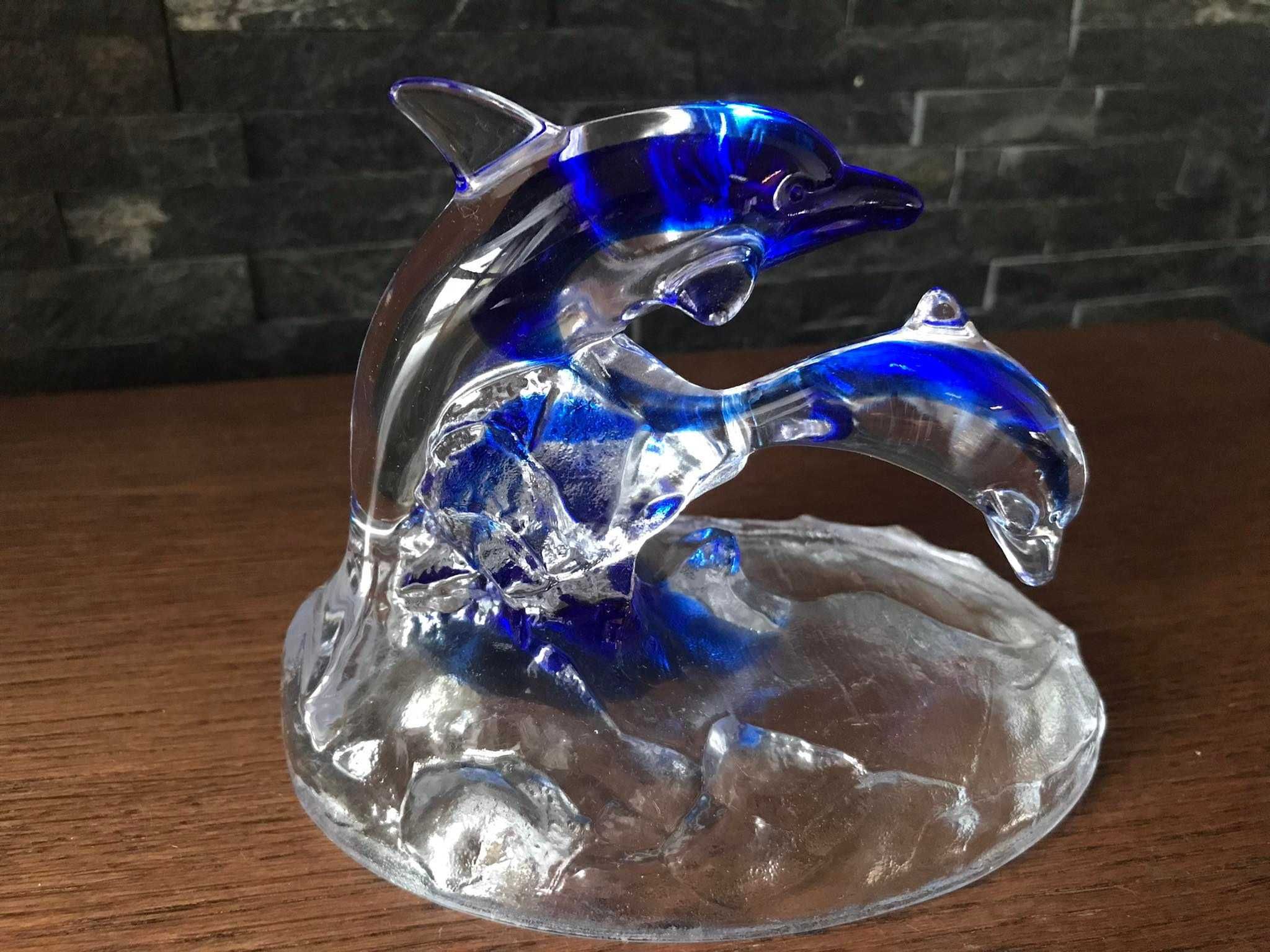 Delfiny szklana kobaltowa figurka przycisk