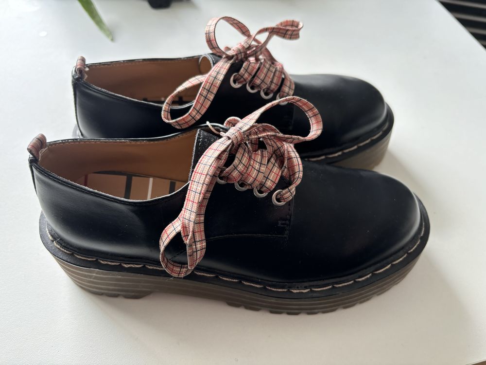 Buty Pull&Bear 37 czarne platforma półbuty mokasyny sznurowane
