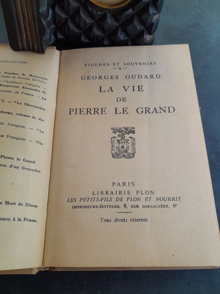 Liv."La vie de Pierre le Grand" De 1929 . E encosta livros.