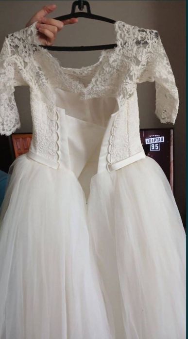 Продам весільну сукню у не поганому стані