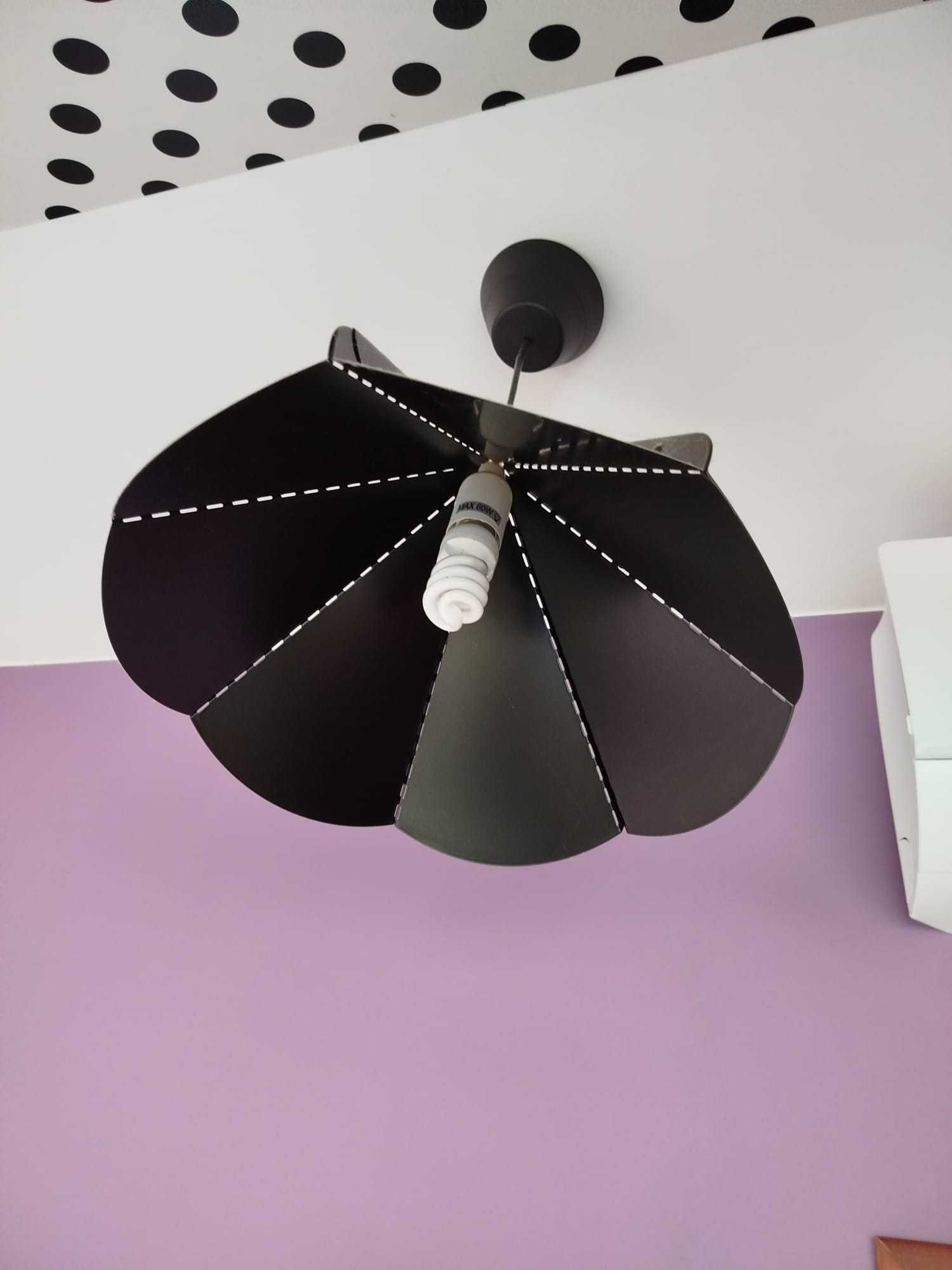 Lampa sufitowa czarna Ikea pasująca do mebli Ikei, wygląda jak kwiat.