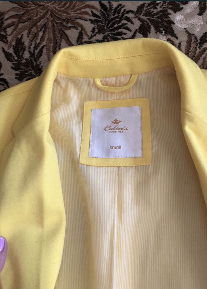 Два пиджака (белый - Bershka, желтый - Colin’s)