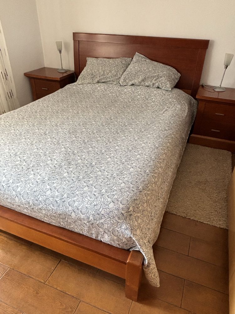 Cama Casal c/ 2 mesas cabeceira em cerejeira. Ótimo estado
