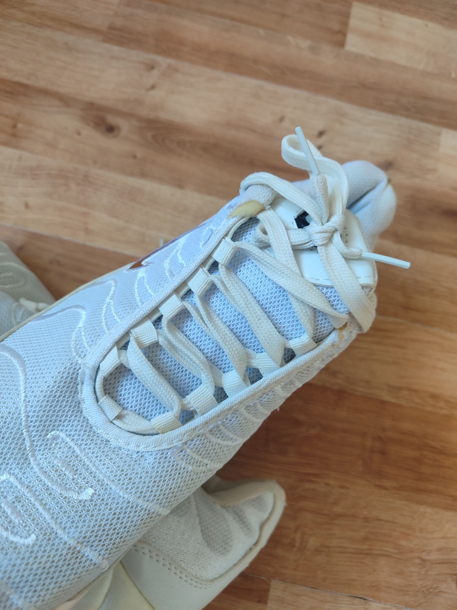 Buty męskie sportowe z wadami widocznymi na zdjęciach