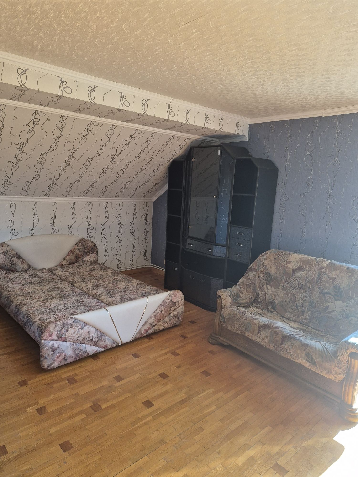 Здається будинок неподалік від центра міста.