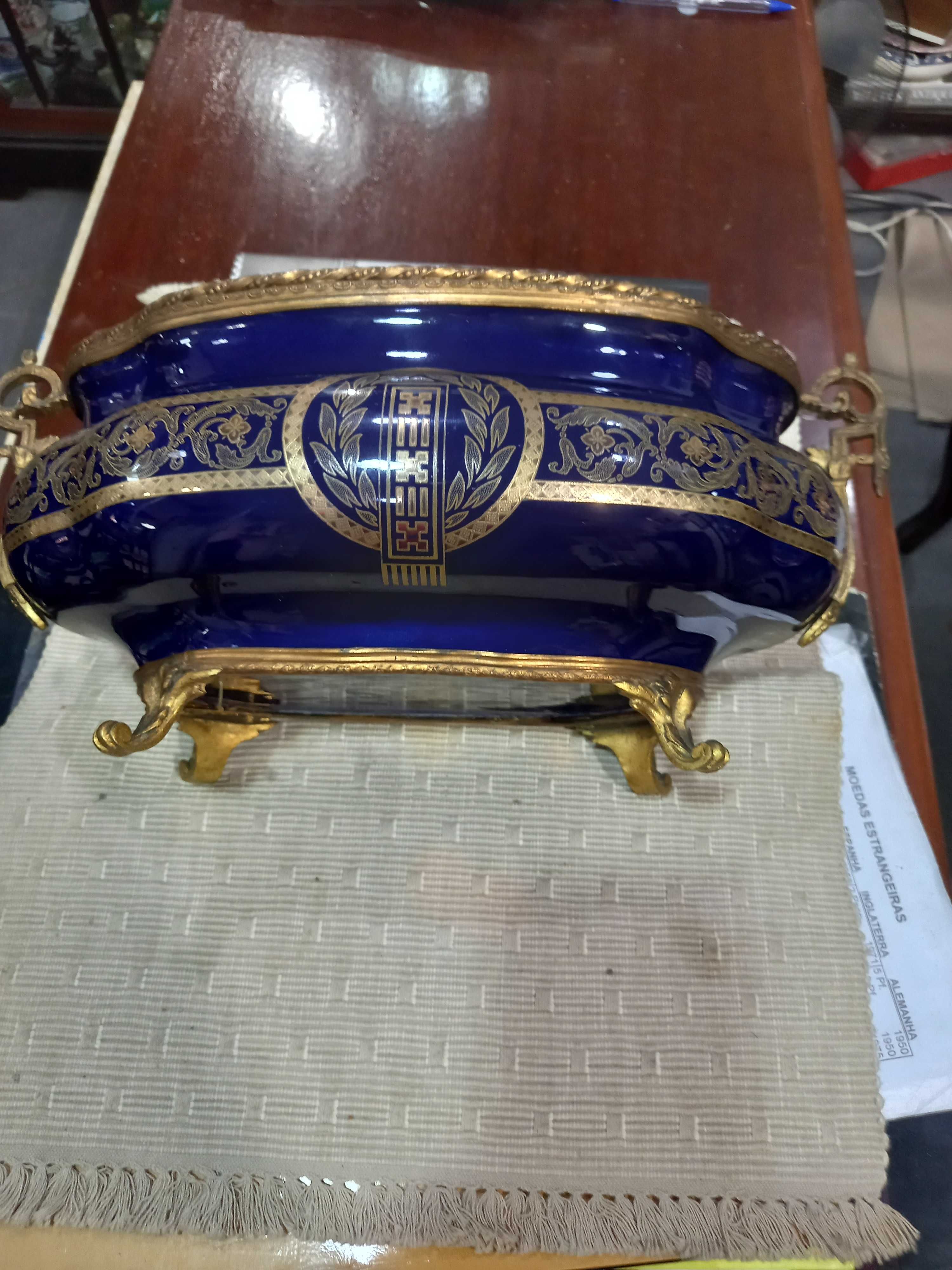 Centro de mesa Francês em porcelana decoração Império a azul e ouro