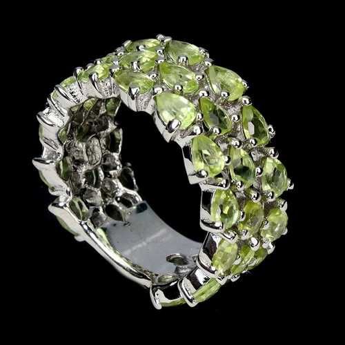 Серебряное кольцо с зеленым перидотом 3х4мм. Размер 18