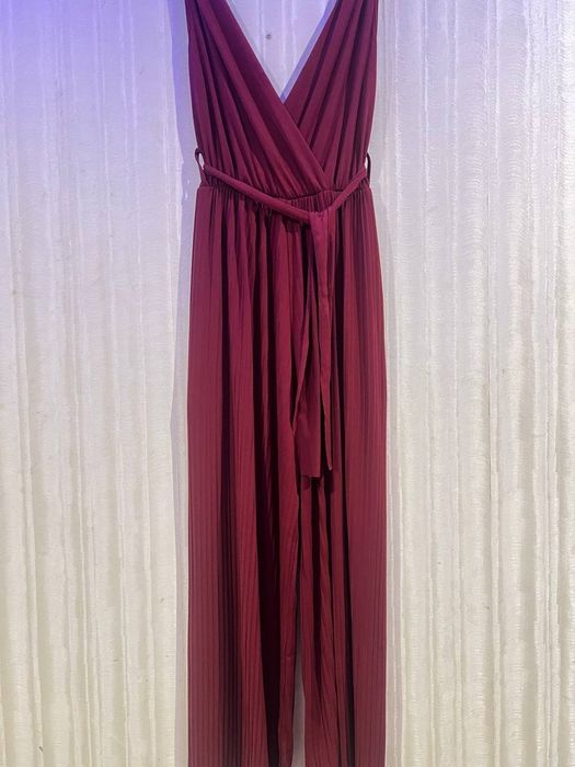 Червоний жіночий костюм