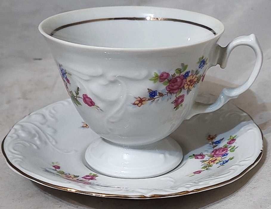 Komplet filiżanek porcelanowych plus dwie w gratisie
