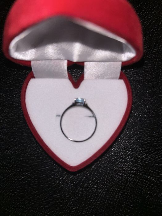 Pierścionek zaręczynowy-Białe złoto, topaz, diamenty po bokach