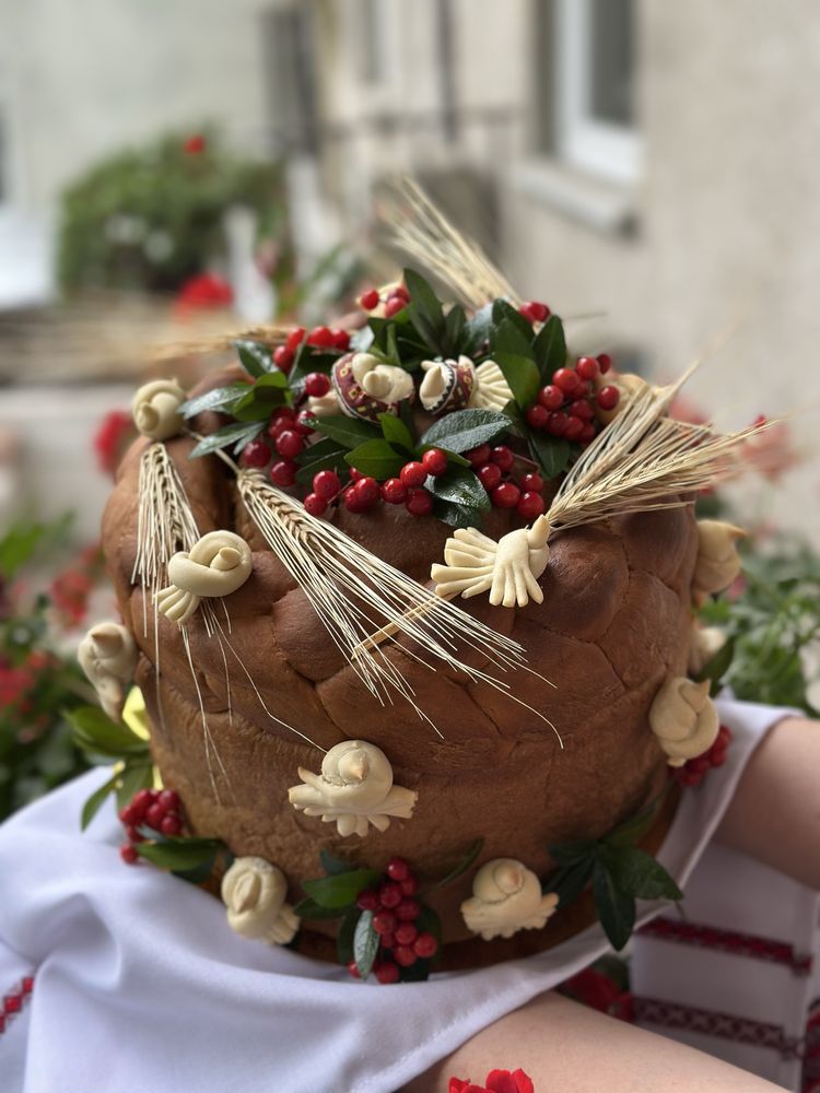 Коровай каравай хліб на благословення на щастя на долю весілля молоді