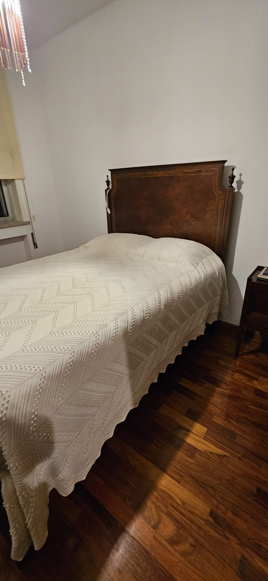 Cama em madeira com estrado