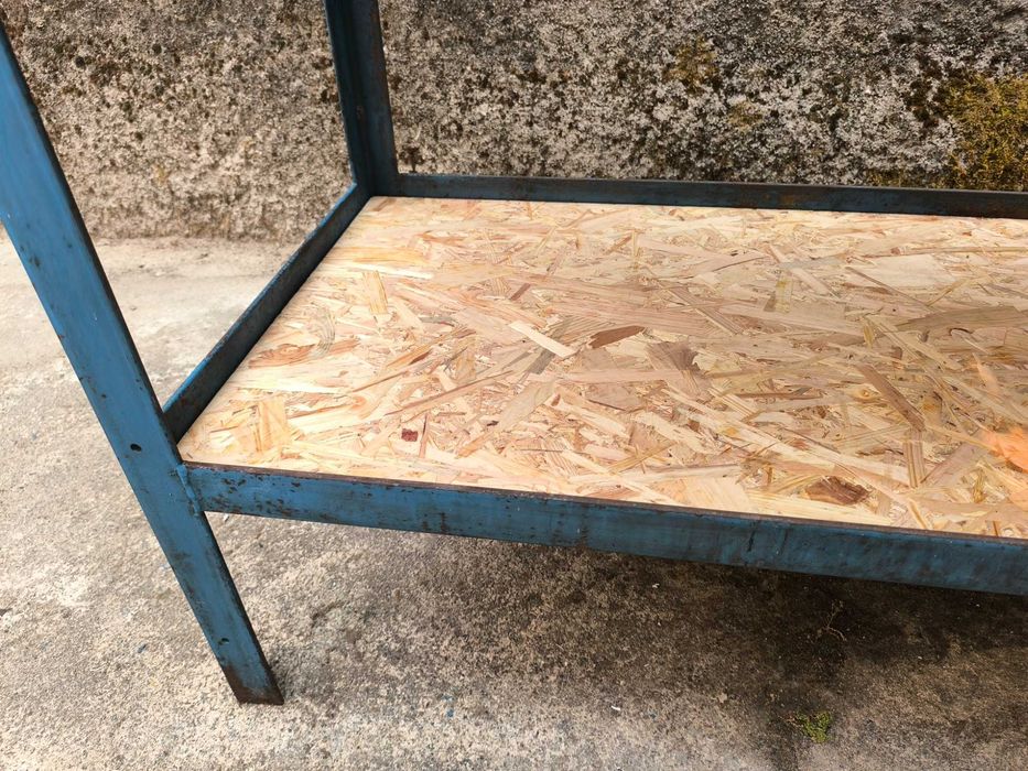 Bancadas de trabalho em ferro com torno, motor de testar alternadores