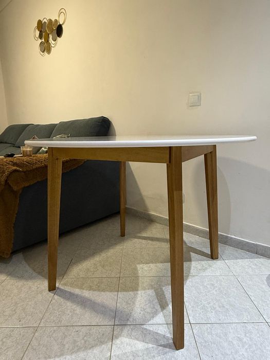 Mesa redonda branca com 4 cadeiras (Ler descrição)